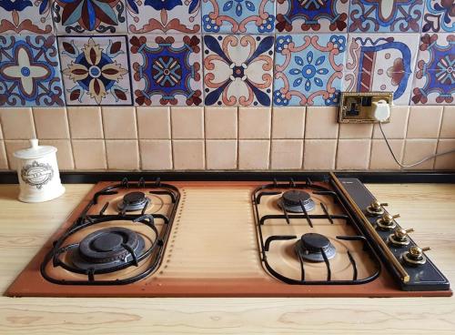 Traditional Maltese House in Birgu的厨房台面上设有炉灶烤箱