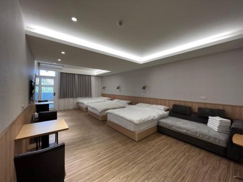 Chaozhou五只兔子民宿的大房间设有两张床和一张沙发