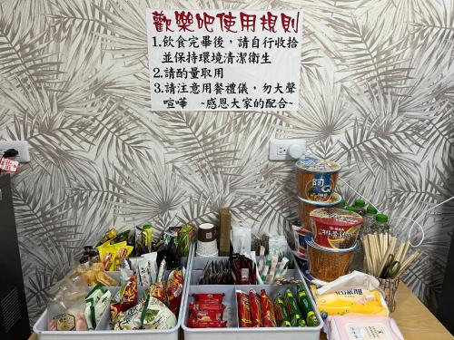 Chaozhou五只兔子民宿的一张桌子,上面放着一大堆食物和饮料