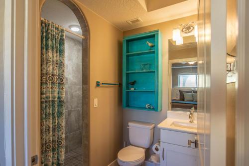 圣乔治W307 Third Floor 3-bedroom Pool View的浴室配有卫生间、盥洗盆和淋浴。