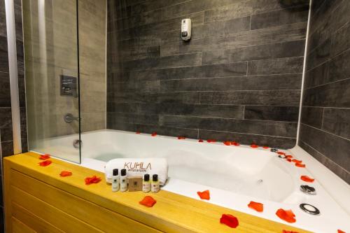 特拉布宗Kuhla Hotel的浴室配有带红玫瑰的浴缸