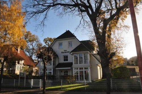 宾茨Haus Margarete的前面有一棵树的白色房子