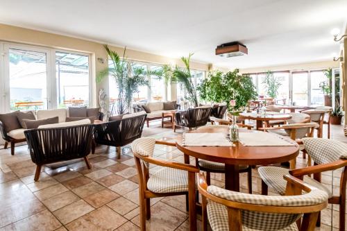 普列维扎Hotel Squash Centrum的餐厅设有桌椅和窗户。