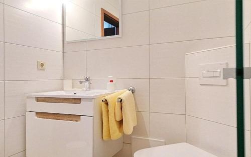 吕本瑙Pension An der Kamske, DZ 3的白色的浴室设有水槽和卫生间。