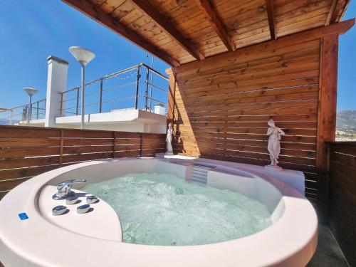 马贝拉Penthouse with private pool, hot tub jacuzzi with sea views and chill-out zone, close to the sea的带浴缸和水槽的浴室