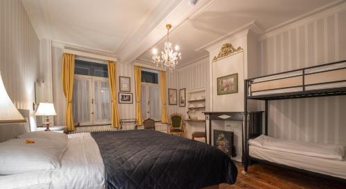 波佩林赫Talbot House的一间卧室配有一张床和一张双层床。