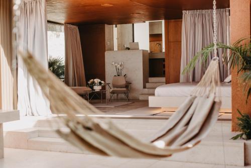 赫瓦尔Zori Timeless Hotel的一间卧室配有一张床和吊床