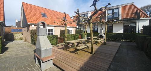 霍勒姆De Friese Antillen的房屋前的木甲板上设有野餐桌