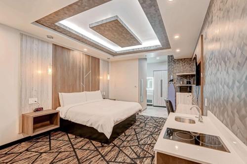 休斯顿SureStay Hotel by Best Western Houston Southeast的卧室配有床和盥洗盆