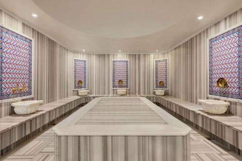 锡利夫里Ramada Plaza by Wyndham Silivri的更衣室设有3个水槽和3个窗户