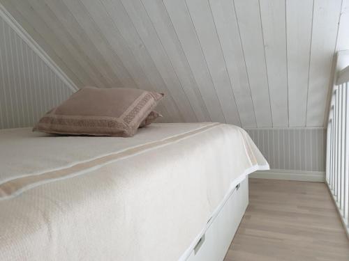 格兰纳Sjöutsikten的一张白色的床,上面有枕头