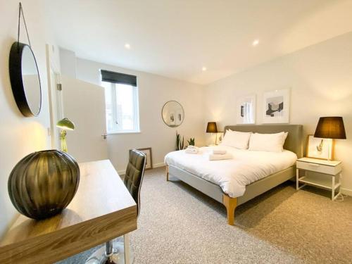 伦敦Amazing and 3 bedroom house in Deptford的一间卧室配有一张床、一张桌子和一张书桌
