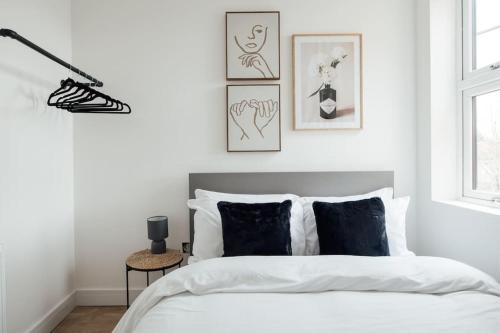 依尔福Modern 2 Bedroom Flat in Ilford, London的白色卧室配有带黑白枕头的床