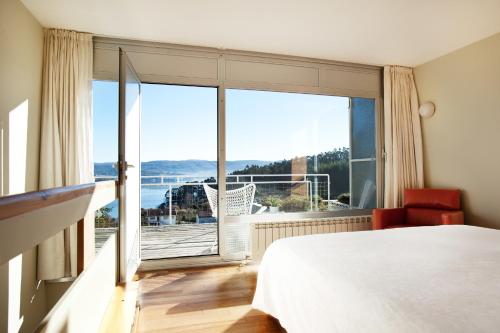 Feás米兰达酒店的一间卧室设有一张床和一个大窗户