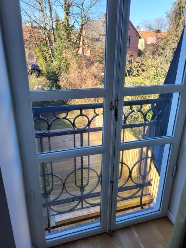 隆德VillaNova的从阳台的窗户可欣赏到风景。