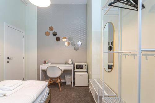 安特卫普Studio Anvers的客房设有一张床、一张书桌和一面镜子