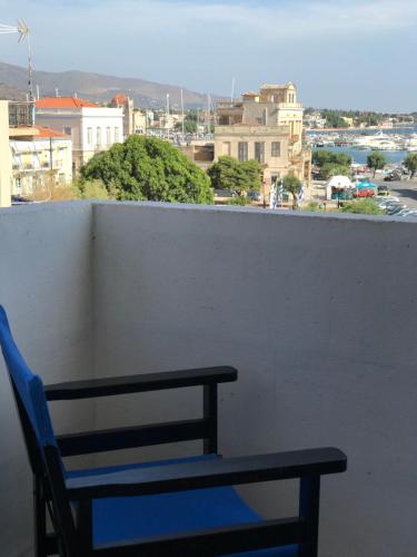 爱琴娜岛Hotel Areti的市景阳台的蓝色椅子