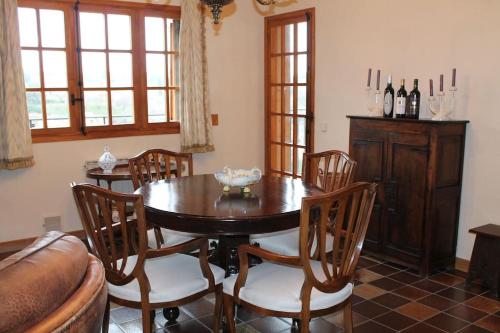 比利亚布纳德阿拉瓦Casa KILYX en Villabuena, Rioja Alavesa的一间带木桌和椅子的用餐室