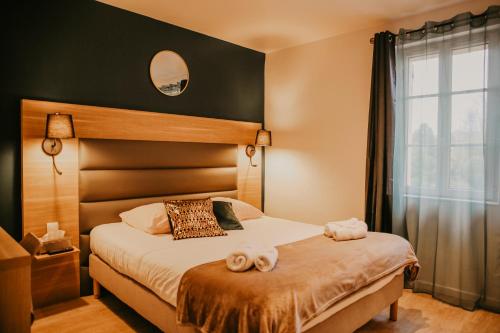盖亚克拉维瑞雷酒店的一间卧室配有一张床,上面有两条毛巾