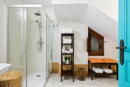 塞维利亚MonKeys Apartments Alameda House的带淋浴和盥洗盆的浴室