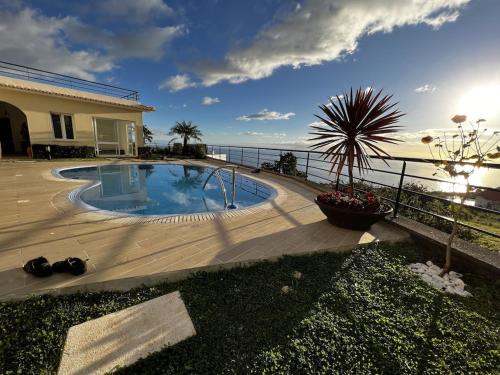 阿科达卡列塔Luxury villa with private heated pool, garden and views of the sea and mountains.的海景游泳池