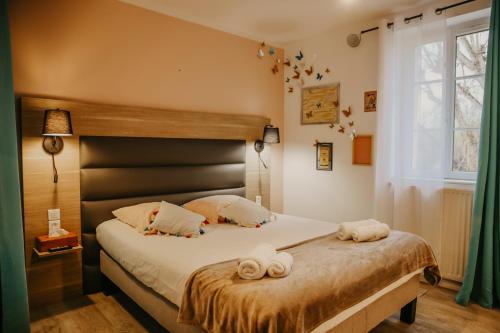 盖亚克拉维瑞雷酒店的一间卧室配有一张床,上面有两条毛巾