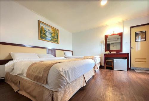 彰化市彰化樱山饭店的酒店客房设有一张大床和一台电视。