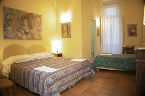 佛罗伦萨Ferdinando II De' Medici的酒店客房设有两张床和窗户。