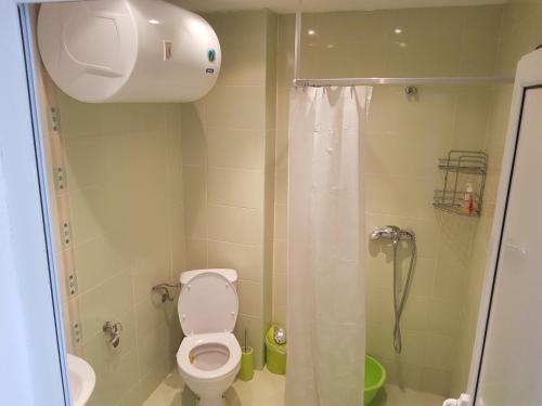 阿赫洛伊Midia Grand Rezort的一间带卫生间和淋浴的浴室