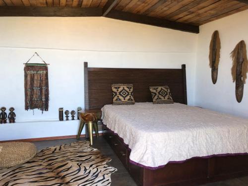 ArafoAfrikan Krisant Tenerife, Casa Rural Ecologica的一间卧室配有一张大床和地毯。