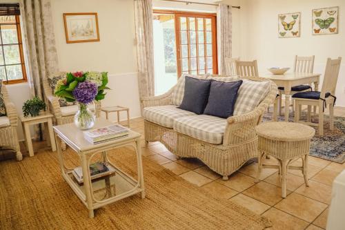 乔治红莓农家乐的客厅配有沙发和桌子