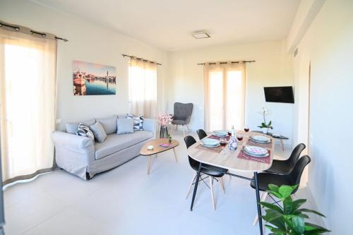 扎金索斯镇Villas Thalia的客厅配有沙发和桌子
