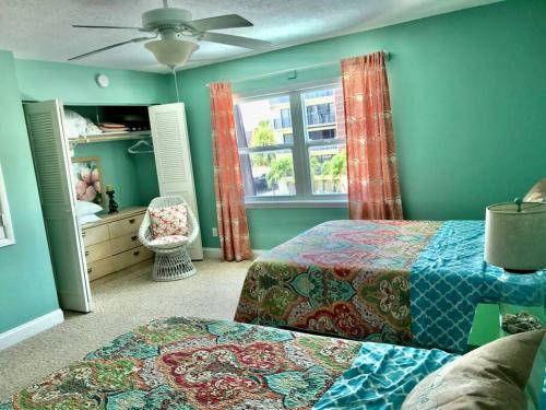 可可比奇Condo By The Sea!的一间卧室设有两张床和窗户。