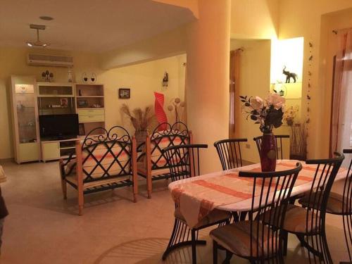 沙姆沙伊赫Villa Dina的一间带桌椅的用餐室和一间厨房