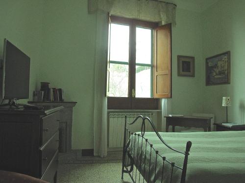 拉维罗Torre del Sogno的绿色卧室设有床和窗户