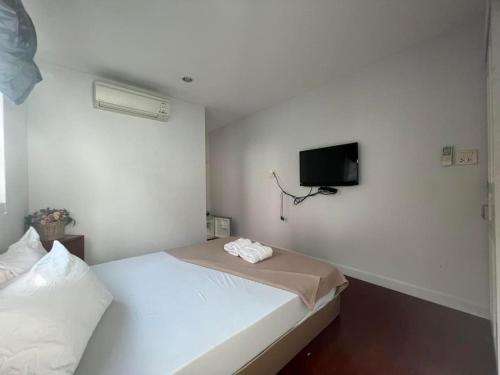 安帕瓦安顺安旅馆的卧室配有一张床,墙上配有电视。