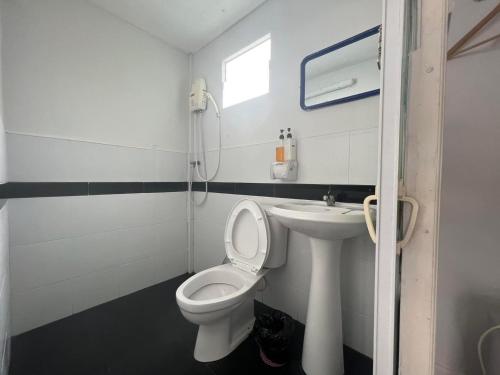 安帕瓦安顺安旅馆的浴室配有白色卫生间和盥洗盆。