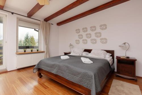 华沙Quiet Bemowo House with Garden by Renters的一间卧室设有一张大床和一个窗户。