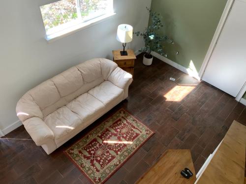 圣马科斯Boulder Bluff Inn的客厅配有白色沙发和地毯。