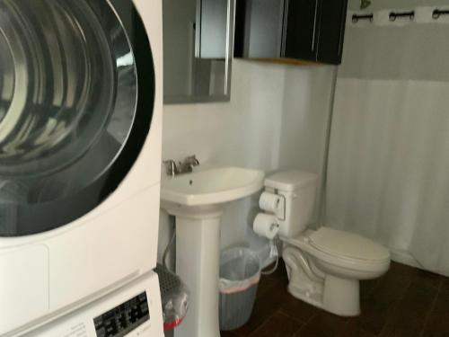 圣马科斯Boulder Bluff Inn的浴室配有白色卫生间和盥洗盆。