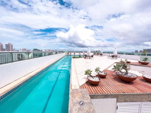 萨尔瓦多Iguatemi Business & Flat的建筑物屋顶上的游泳池