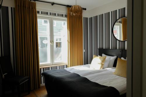 波尔沃帕里新别墅酒店的一间卧室设有一张大床和一个窗户。