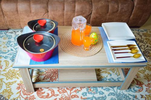 Lake View EstateHavan Furnished Apartments-Greensteads的一张桌子,上面放着一个食品和饮料托盘