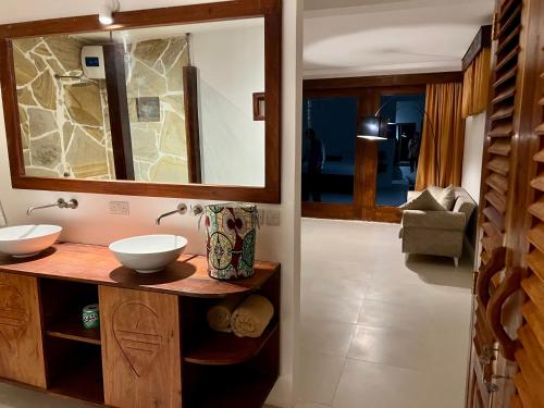 帕杰桑给巴尔马哈里酒店的浴室设有2个水槽和镜子