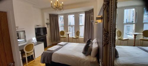 伊尔弗勒科姆Grosvenor House的酒店客房,设有两张床和镜子
