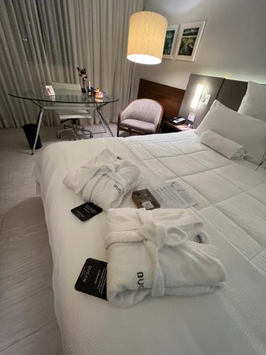 累西腓Bugan Recife Boa Viagem Hotel - by Atlantica的酒店客房,配有带毛巾的床