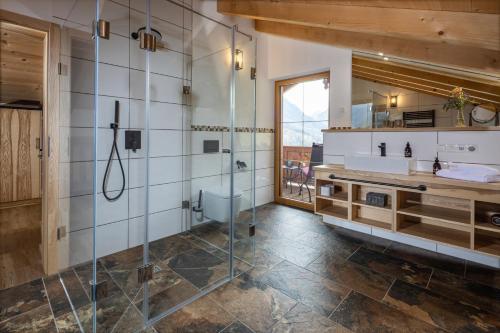比绍夫斯维森Bergbauernhof Schoberlehen的带淋浴、盥洗盆和卫生间的浴室