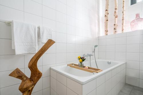 菲尔斯滕瓦尔德斯普雷勃艮酒店的白色的浴室设有浴缸和木棍