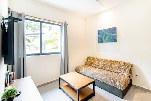 坎昆Viento Suites Cancún的带沙发和窗户的客厅