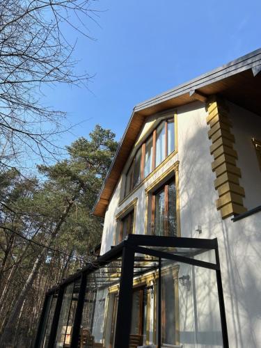 皮什Leśna Residence & SPA的一座有树木的玻璃房子